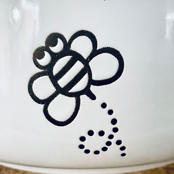 NWT Sanrio Hello Kitty Hand Painted by Artisans Vented Lid Food Container Bowl - Picture 5 of 13